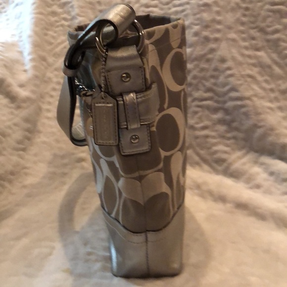 Gorgeous Coach gray an silver leather pink lining 12x10x3 9” drop strap - Picture 4 of 11